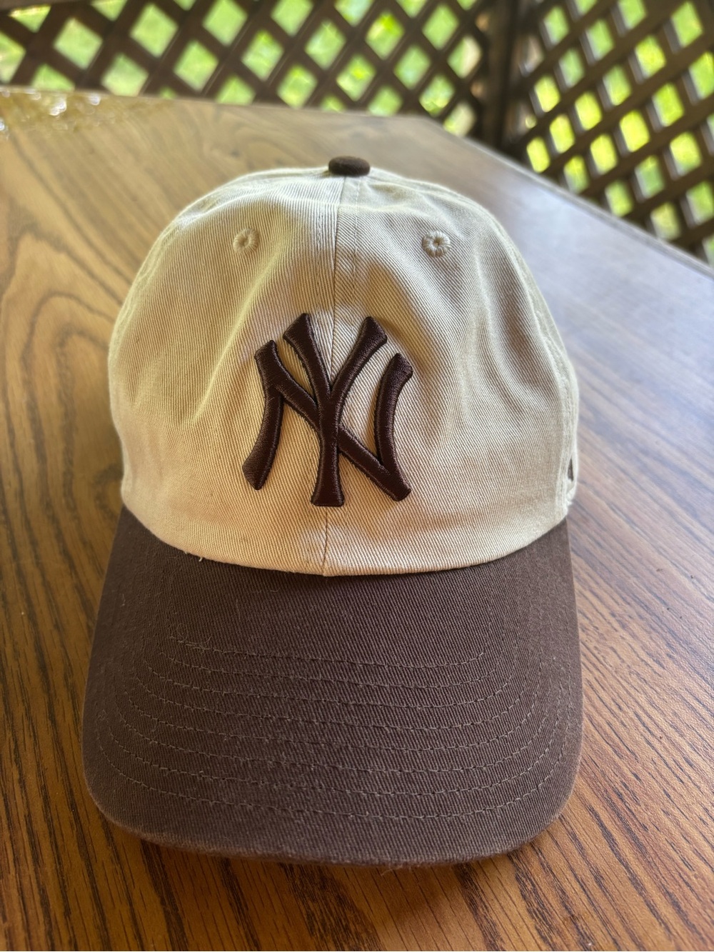 Classic New York Yankees Two-Tone Baseball Cap - Off White and Brown